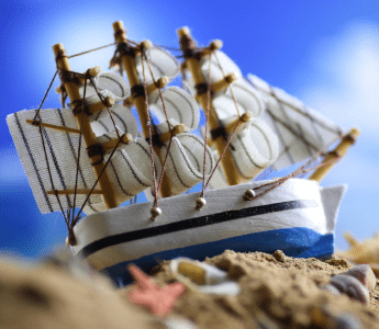 Barco brinquedo na areia